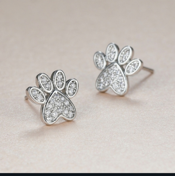 🐾🐾NEW🐾🐾Super Adorable Paw Print earrings with CZ'S - Picture 2 of 13